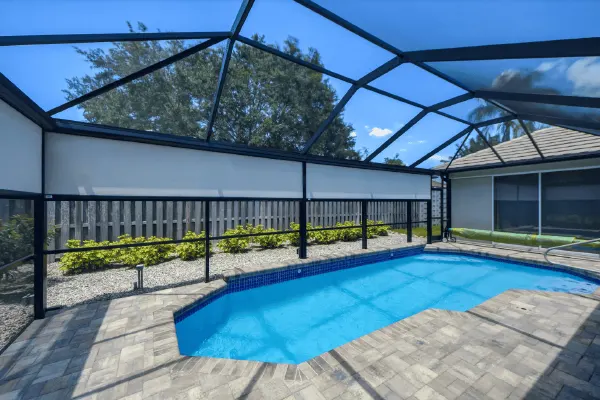 pool-cage-cleaning-section-image-a
